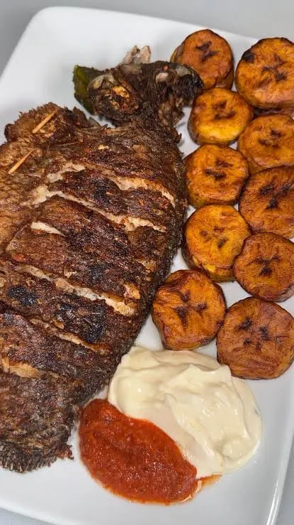 Plat et salle du restaurant congolais