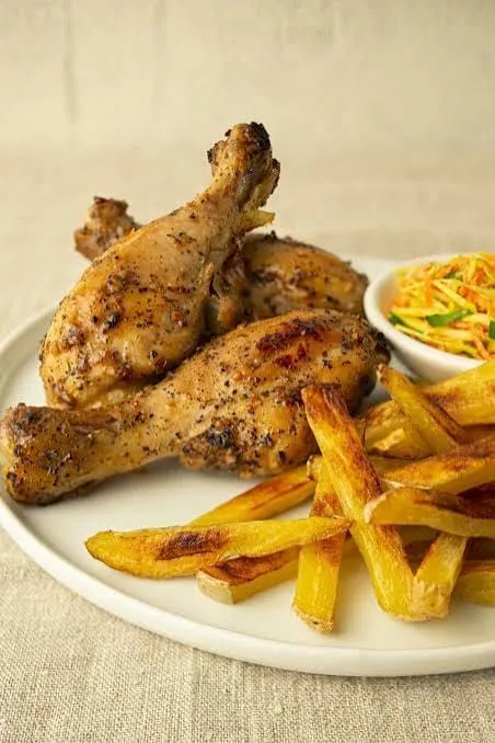 Plat et salle du restaurant congolais