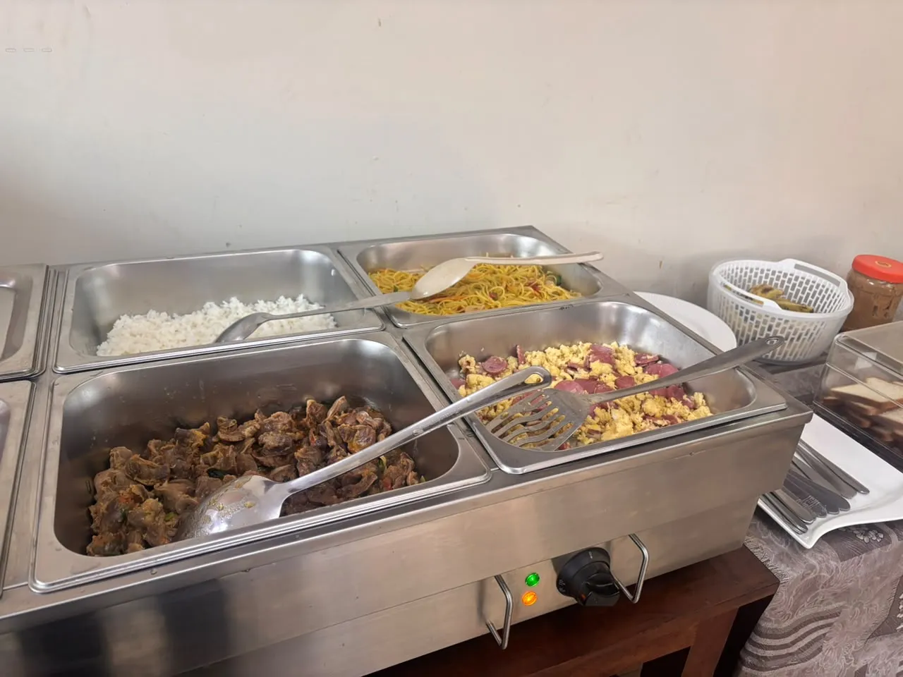 Buffet du restaurant de l'Anglicane Guest House — photo 3